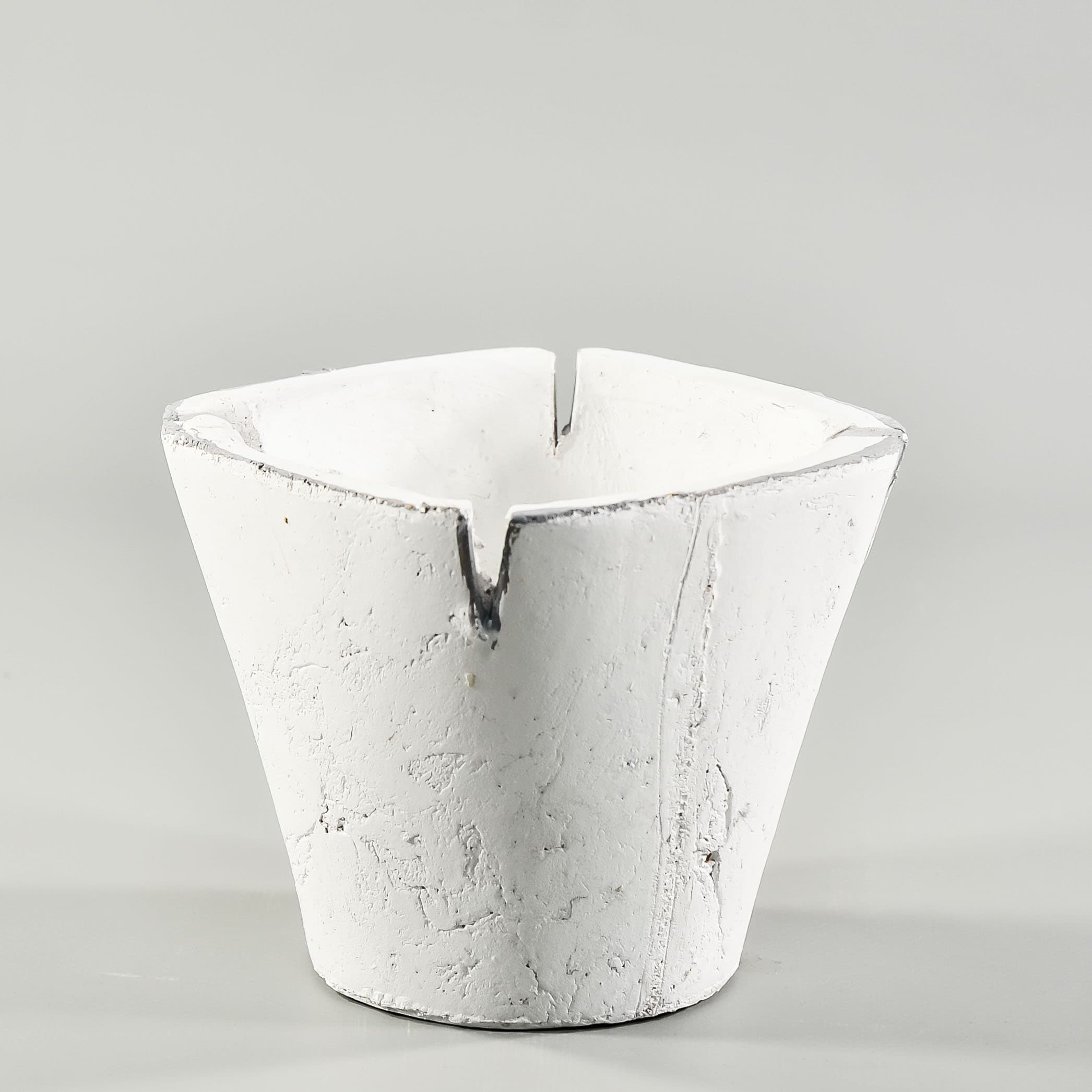 4.3" Notch Ceramic Cache in White